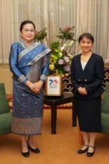 写真撮影に応じる石破佳子総理大臣夫人とワンダラー・シーパンドン・ラオス人民民主共和国首相夫人