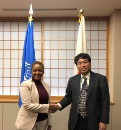 ジョイス・ムスヤ人道問題担当国連事務次長補兼緊急援助副調整官と握手をする日下部英紀国際協力局審議官