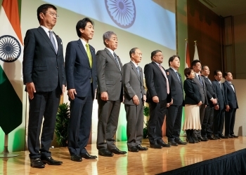 壇上に並ぶ、岩屋外務大臣をはじめとする出席者