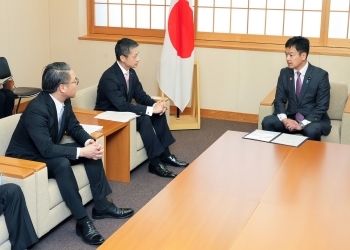 湯﨑広島県知事及び大石長崎県知事と意見交換をする宮路外務副大臣