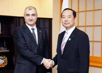 グルバノフ外務次官と握手する藤井副大臣