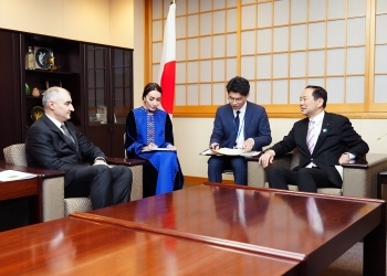 グルバノフ外務次官からの表敬を受けている藤井副大臣の様子