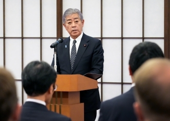 挨拶する岩屋外務大臣