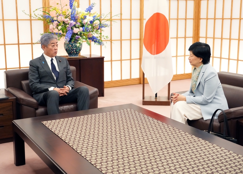 岩屋外務大臣と中満国連事務次長(軍縮担当上級代表)との会談の様子
