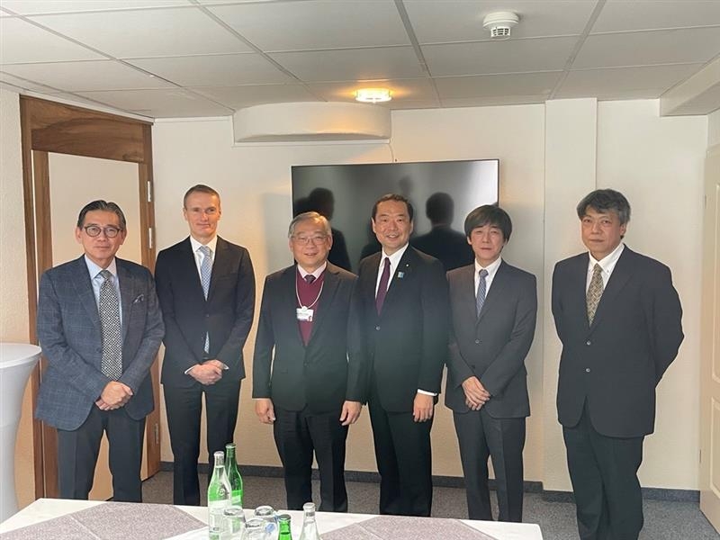 WTO電子商取引交渉の共同議長国会合参加者の集合写真
