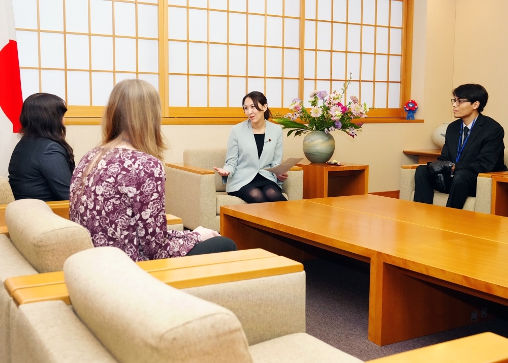 ヒスパニック系米国人若手リーダーらと語らう英利外務大臣政務官の姿