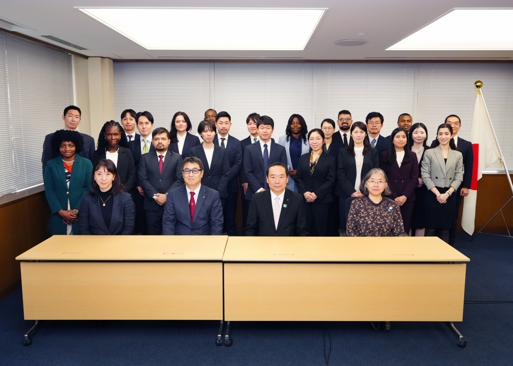 藤井副大臣と「プライマリー・コース」参加者との集合写真