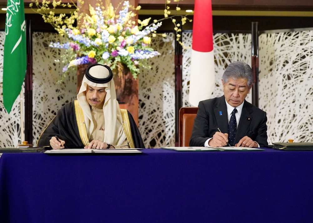 署名式において署名を行う両大臣