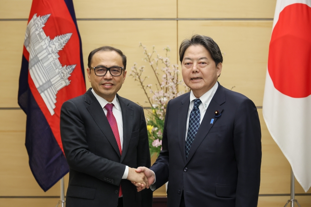 ボンセイ・ビソット副首相と握手する林官房長官