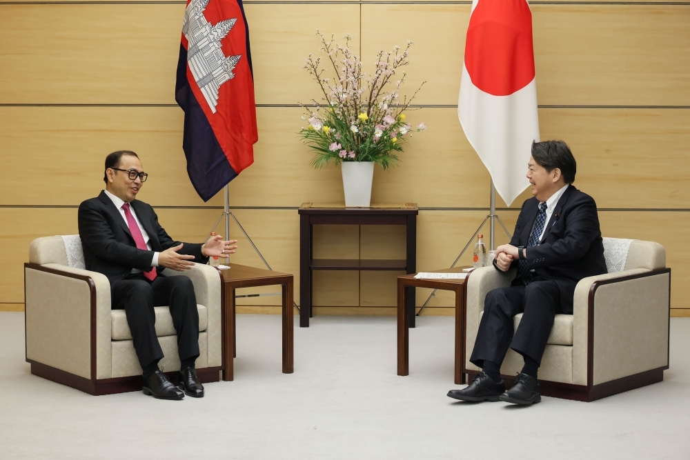 林官房長官とボンセイ・ビソット副首相との会談の様子