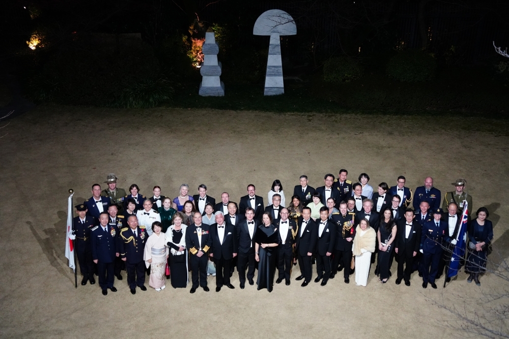 多数の晩餐会出席者の集合写真