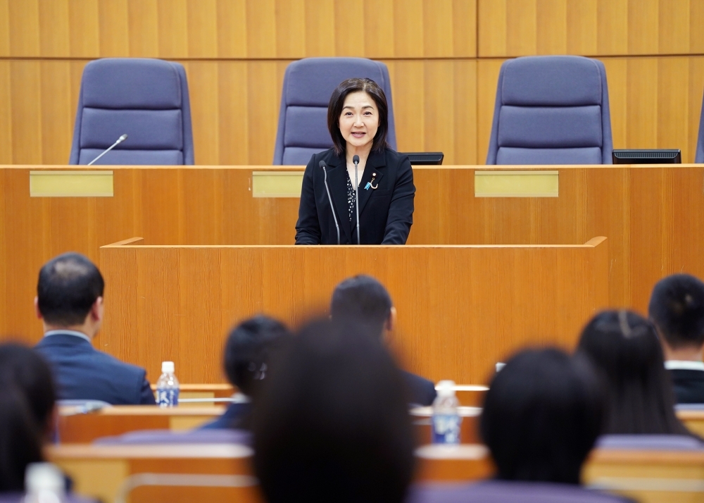 挨拶をする生稲政務官の様子