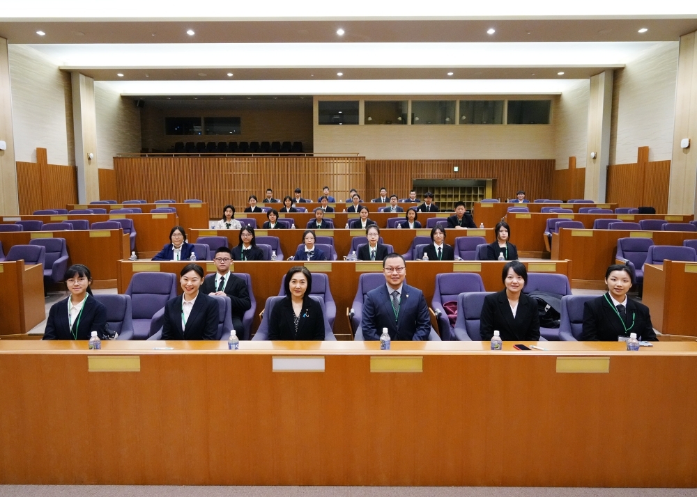 2024年度日中恐竜交流青少年代表団と生稲政務官との記念撮影