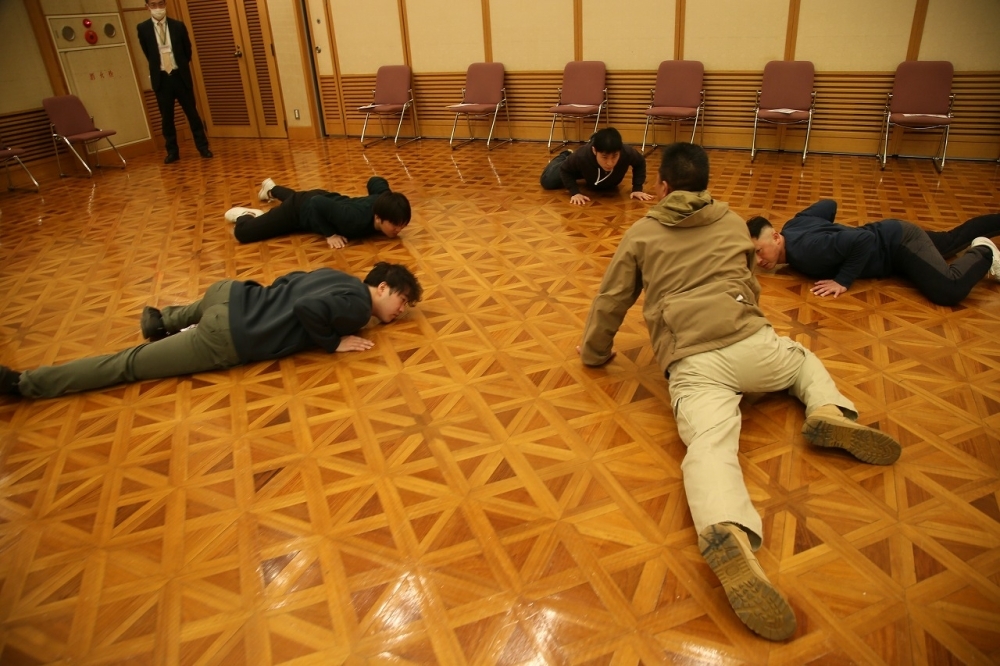 テロ対策訓練で、参加者が全員伏せをしている様子