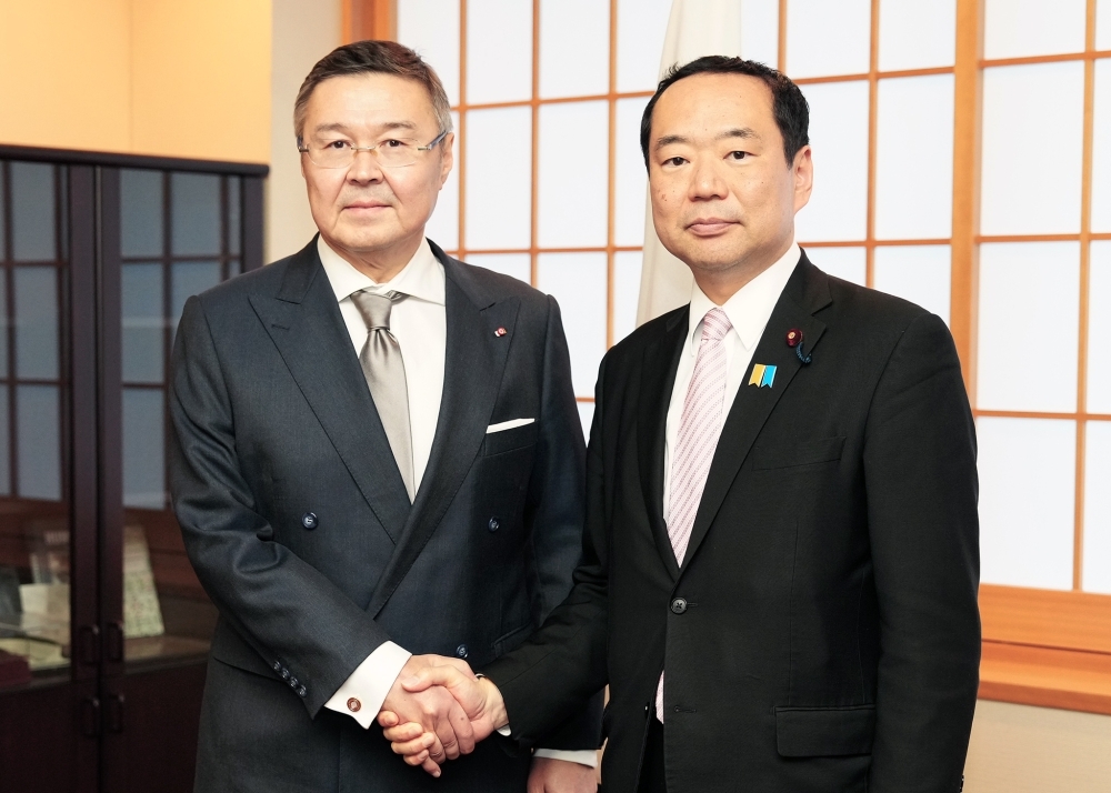 次期駐日カザフスタン大使と握手する藤井副大臣