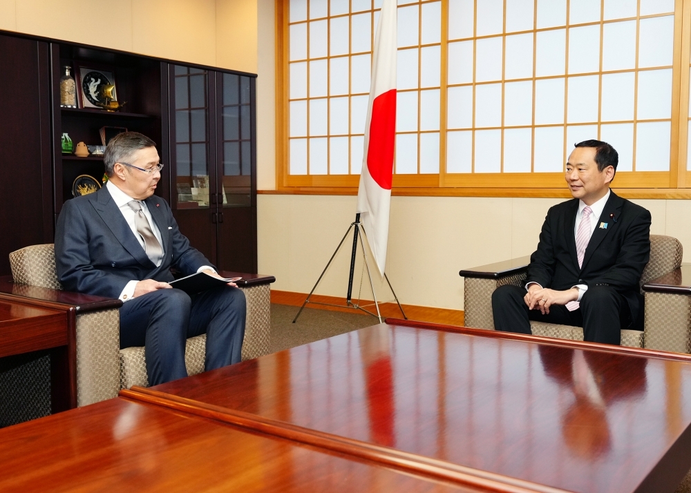 次期駐日カザフスタン大使の表敬を受け、懇談する藤井副大臣