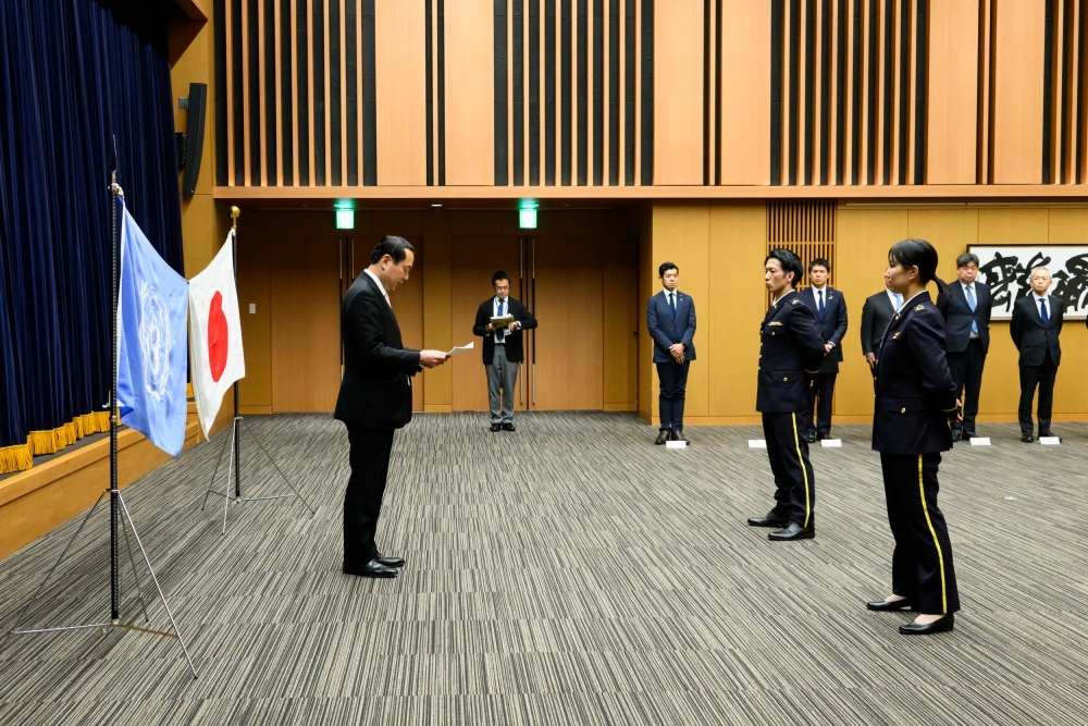 藤井外務副大臣より激励を受ける派遣要員
