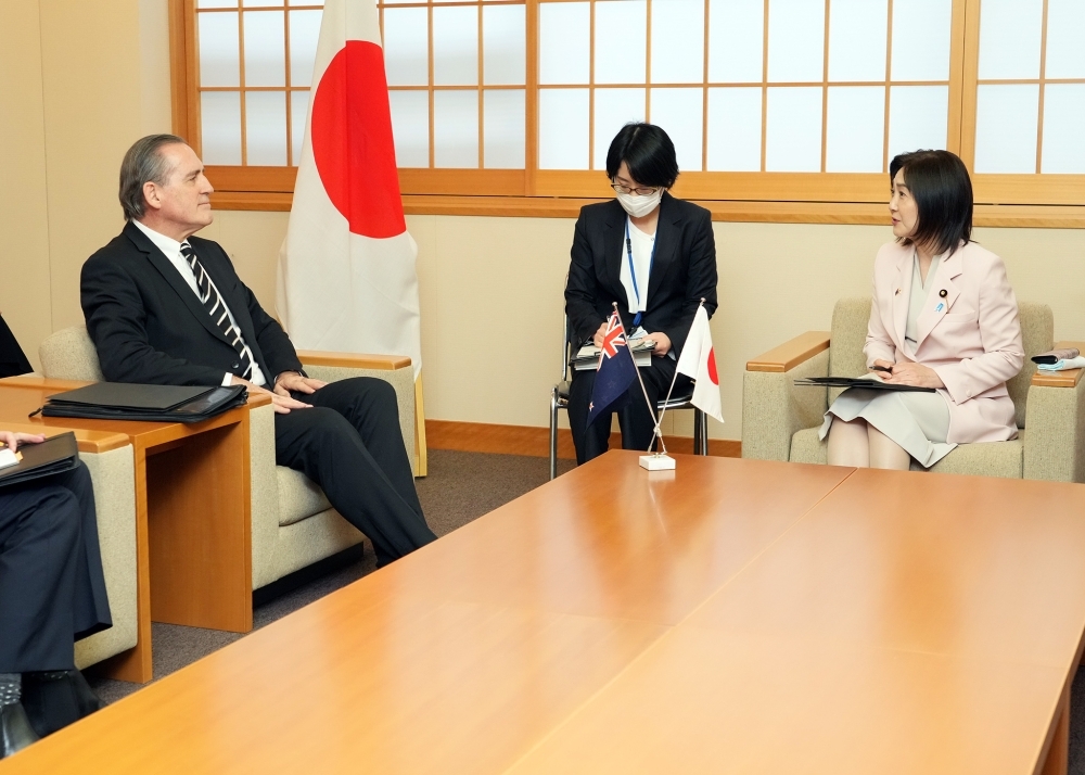 会談するクーパー大使と生稲外務大臣政務官