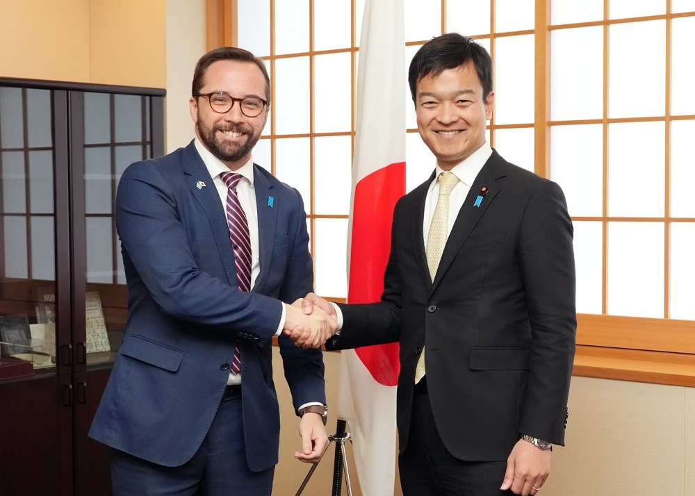 アルベルトーニ外務次官と握手する宮路外務副大臣