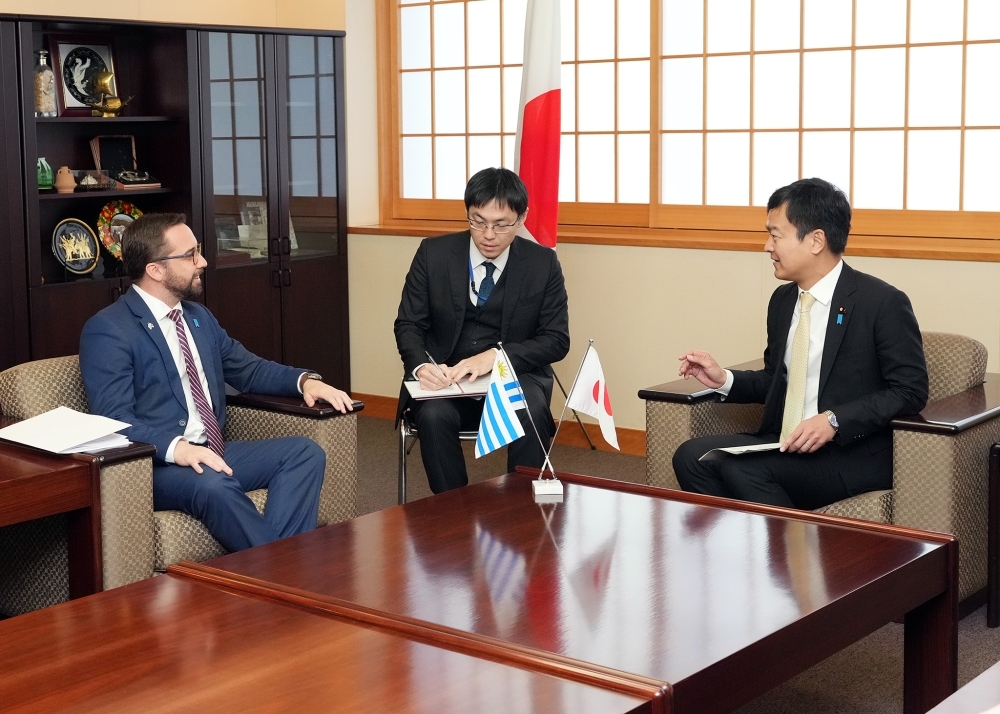 宮路外務副大臣とアルベルトーニ外務次官との意見交換の様子