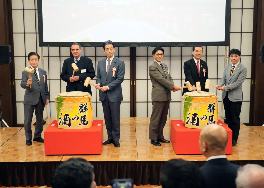 鏡開きをする藤井外務副大臣ほかの様子