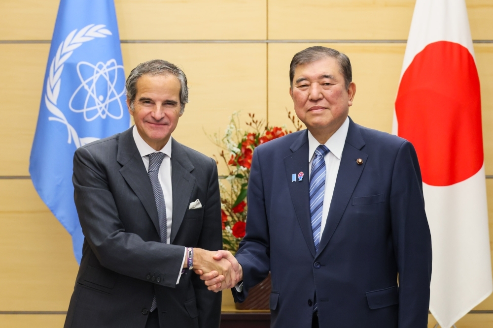 握手をする石破総理大臣とグロッシーIAEA事務局長