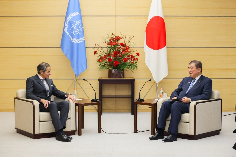 意見交換をする石破総理大臣とグロッシーIAEA事務局長の様子