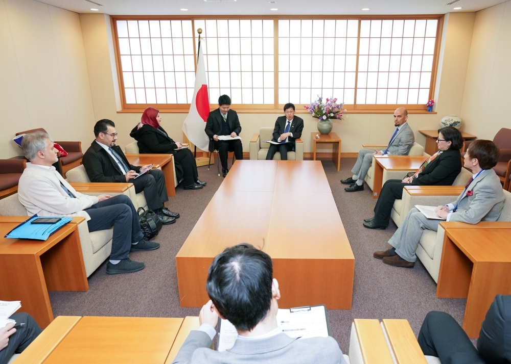 「第八回中東における暴力的過激主義対策に関する対話」参加者と意見交換をする松本外務大臣の様子