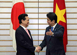 ズン首相と握手をする安倍総理大臣