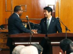 ハイレマリアム首相と握手をする安倍総理大臣