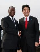 ウワタラ大統領と握手する安倍総理