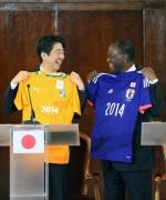 共同記者発表を行う両首脳