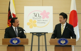 会談後の共同記者発表を行うボルキア国王と安倍総理大臣(写真提供:内閣広報室)