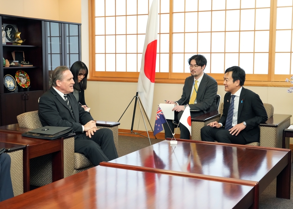 会談する宮路外務副大臣とクーパー大使