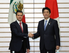 ペニャ・ニエト・メキシコ大統領と握手を交わす安倍総理大臣(写真提供:内閣広報室)