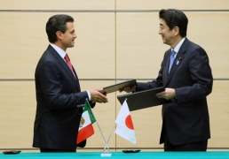 共同声明の署名を交換する両首脳(写真提供:内閣広報室)
