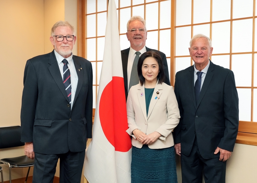 オーストラリア人元戦争捕虜の次世代家族2名及び全豪退役軍人会公式シニア代表との写真撮影に応じる生稲外務大臣政務官