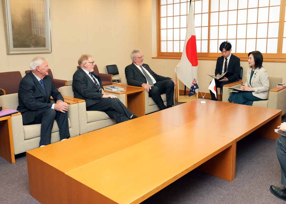 オーストラリア人元戦争捕虜の次世代家族2名及び全豪退役軍人会公式シニア代表と会談する生稲外務大臣政務官