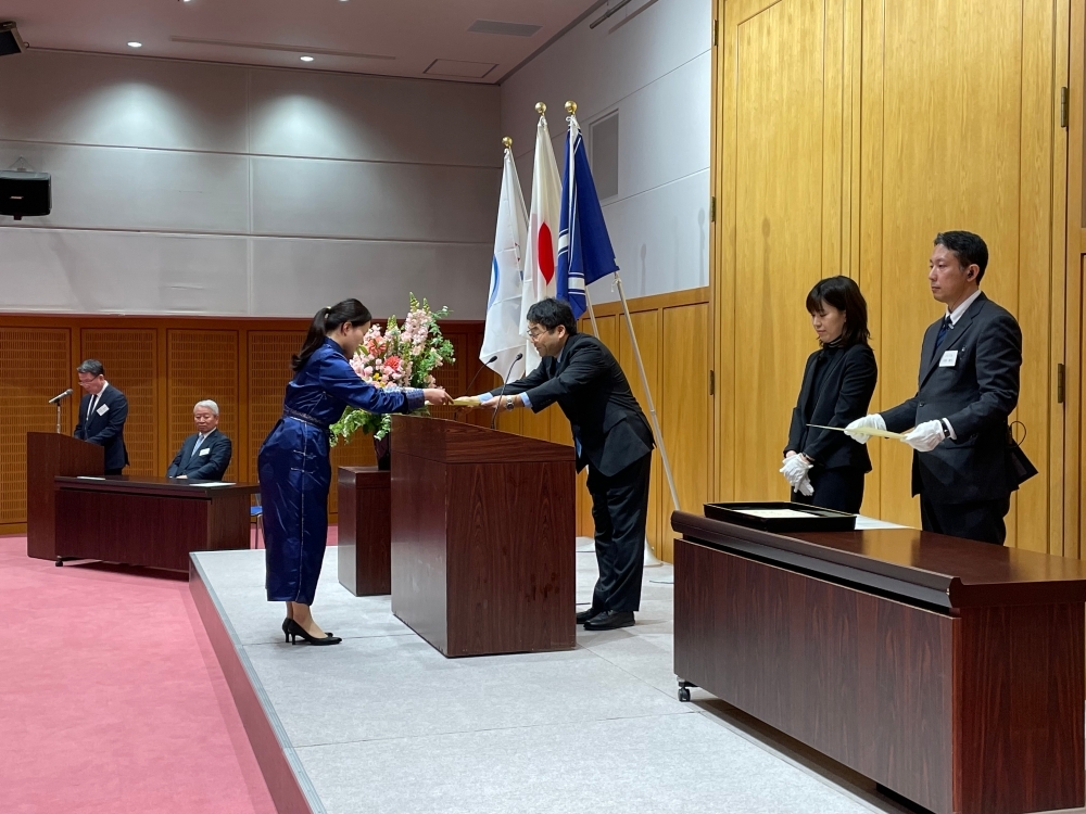 JICA海外協力隊帰国隊員へ感謝状を授与する日下部国際協力局審議官