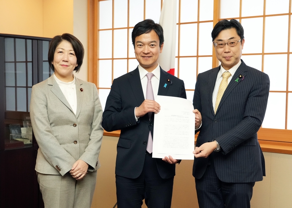 公明党国際保健推進委員会の秋野委員長、沼崎議員による表敬を受け、提言書を受領する宮路外務副大臣