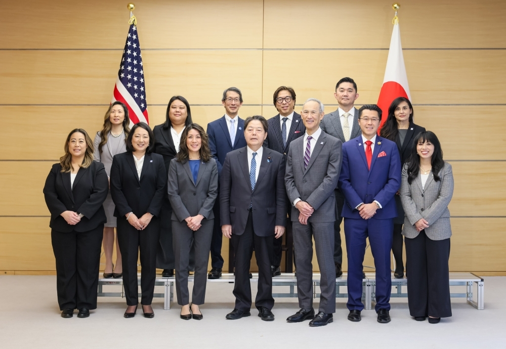 林官房長官と一行との集合写真