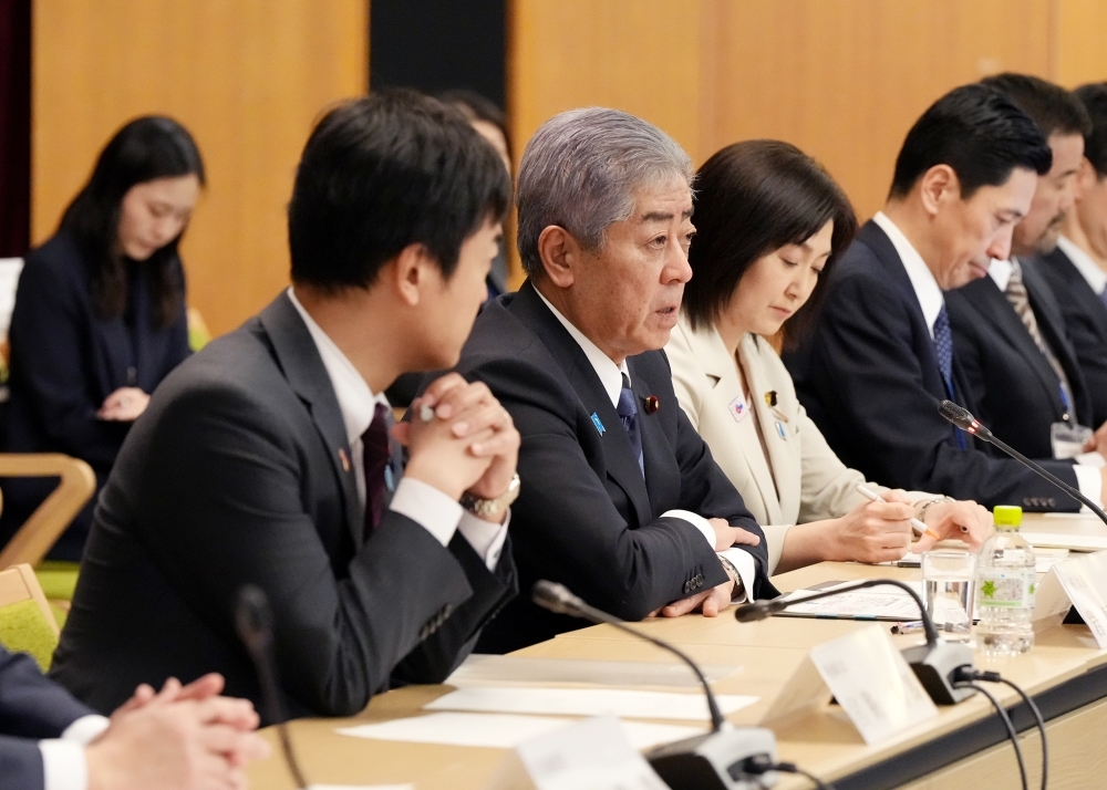 岩屋大臣、宮路副大臣及び生稲大臣政務官が会議に出席する様子