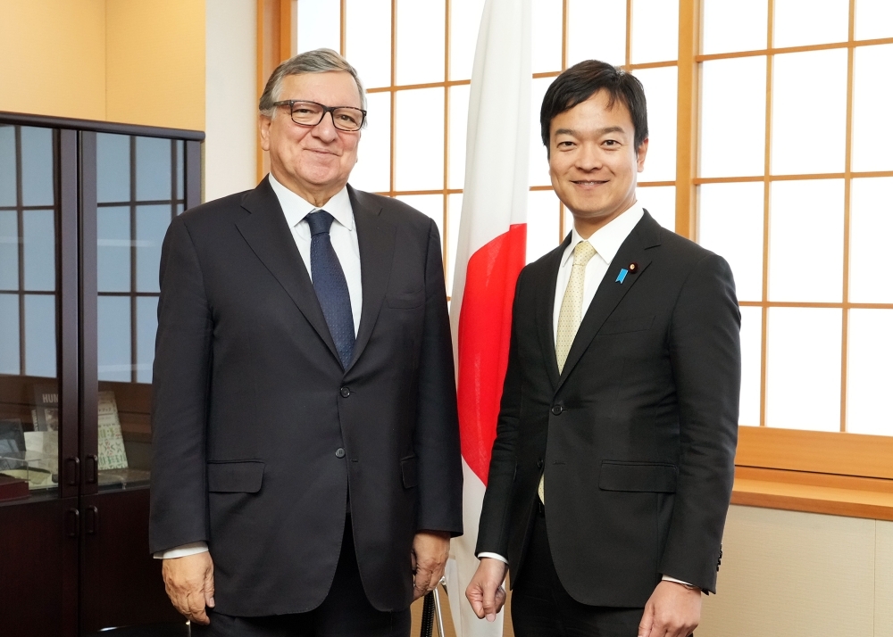 バローゾGavi理事会議長と写真撮影に応じる宮路外務副大臣
