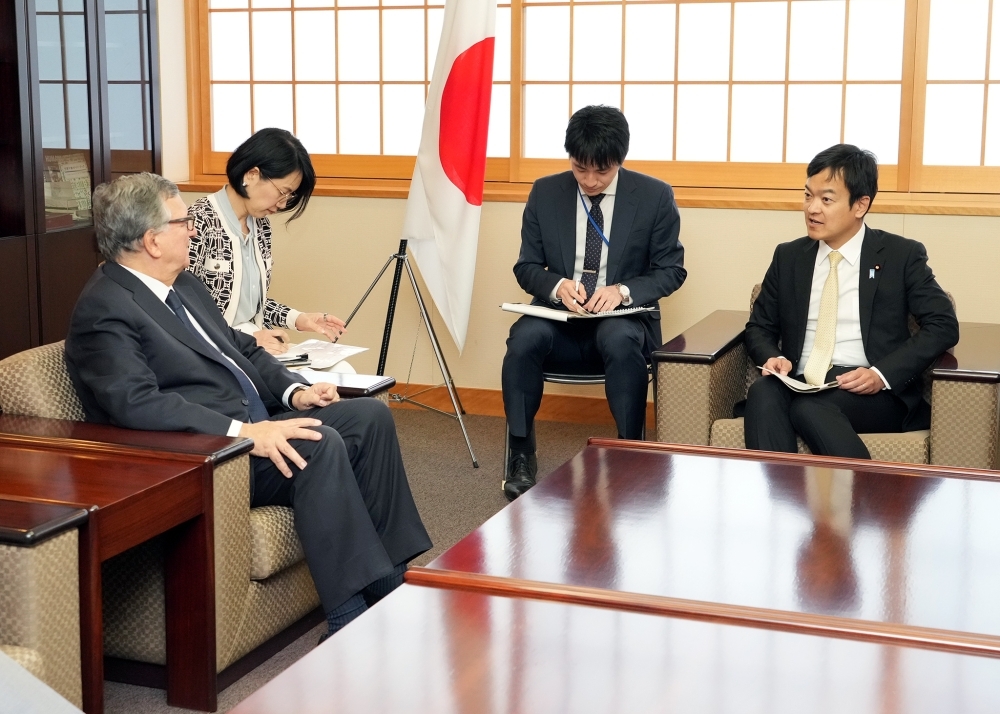 バローゾGavi理事会議長と会談する宮路外務副大臣