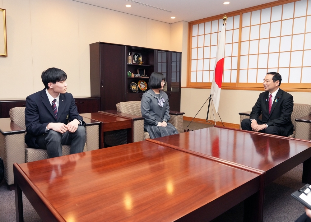上位受賞の高校生2名と懇談する藤井副大臣の姿