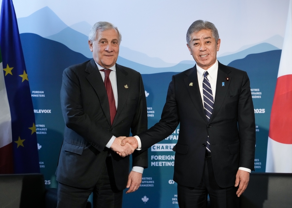 握手し写真撮影に応じる岩屋外務大臣とタヤーニ・イタリア副首相兼外務・国際協力大臣