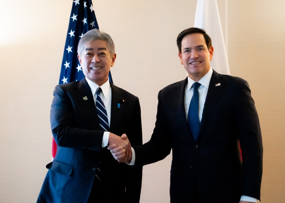 ルビオ米国国務長官と握手する岩屋毅外務大臣