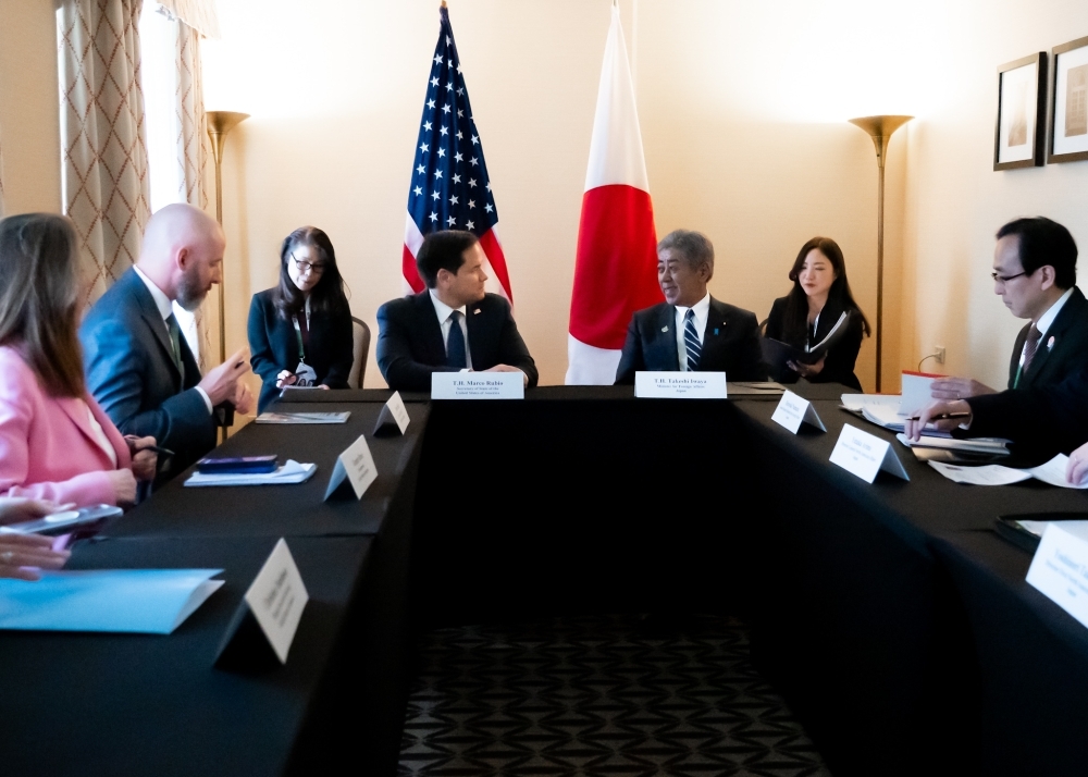 ルビオ米国国務長官と会談中の岩屋毅外務大臣の様子