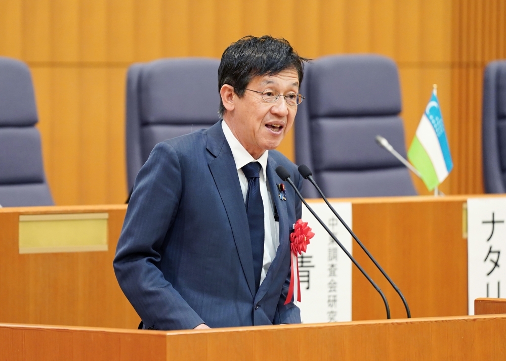 冒頭で挨拶を行う松本政務官の様子