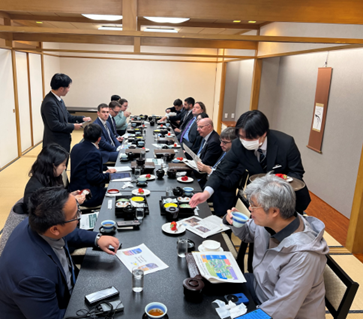 昼食会で苺が提供されている様子